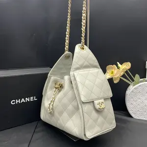 Pre-owned CHANEL Leather Shoulder Bags 7.8'' R17249 Shoulder Bag C10148633975 0112 T2 Betsy