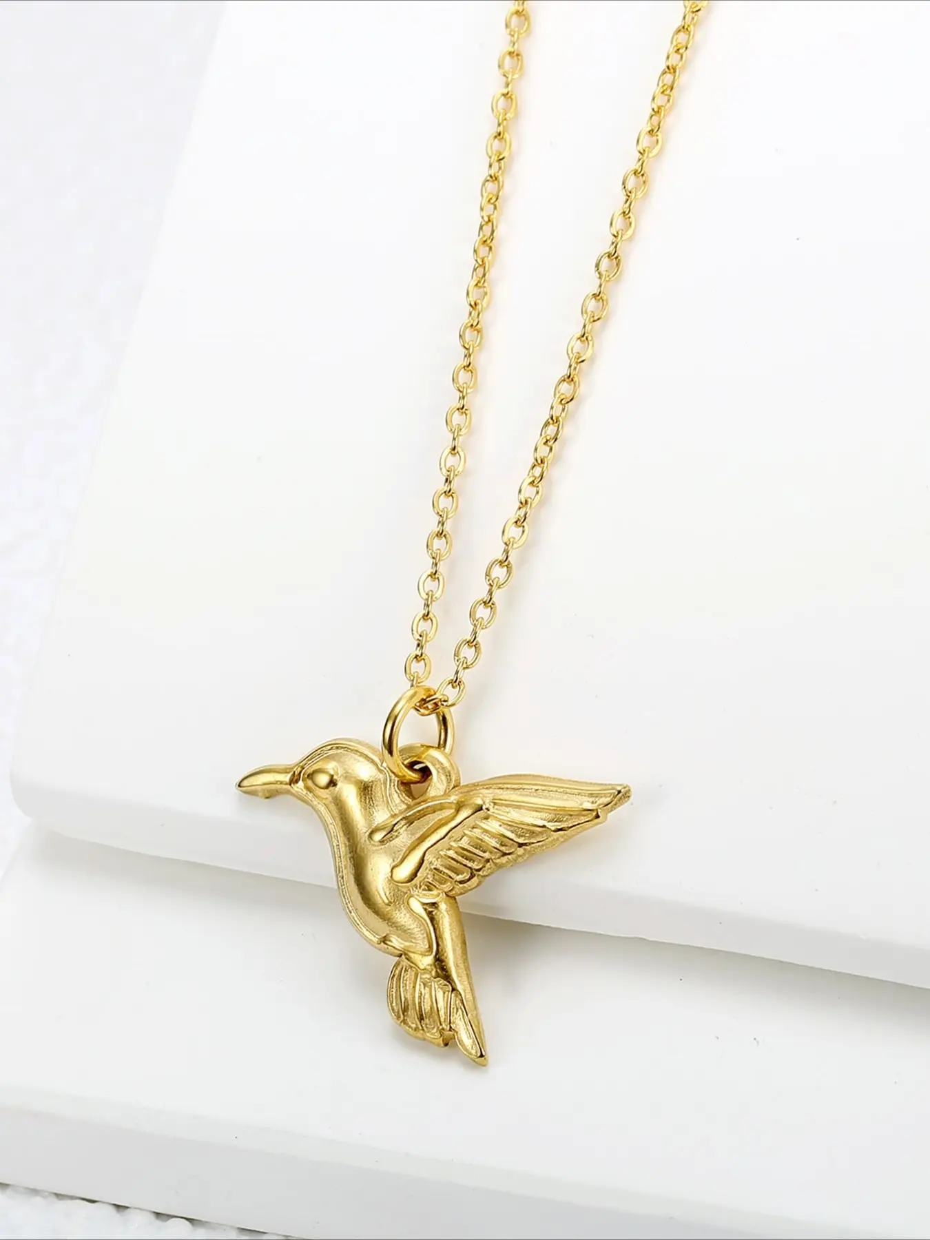 Fashionable and Personalized Hummingbird Pendant Necklace, Stainless Steel Does Not Fade, Creative Three-dimensional Design, Versatile for Daily Use