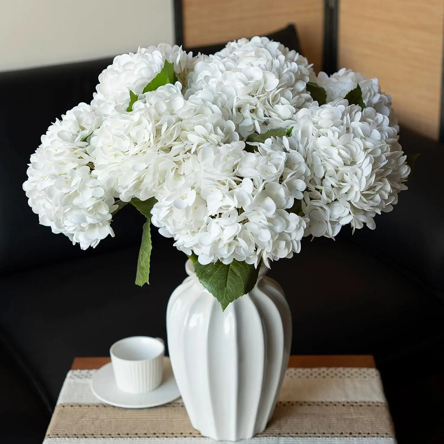 Artificial white hydrangea, 2 pieces. The silk-like hydrangea bouquet looks very realistic. Suitable for weddings, home decoration, party occasions, table layout, garden decoration and office decoration. These white flower decorations won't fade.