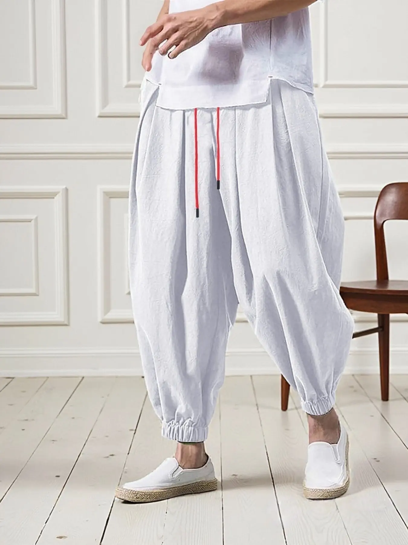Men's new trendy Plain lantern-style cuffed drawstring waisted pants, with a soft and supple fabric that doesn't sag. The contrasting drawstring waist is suitable for various body types and can be worn in all seasons - for both work and casual wear.