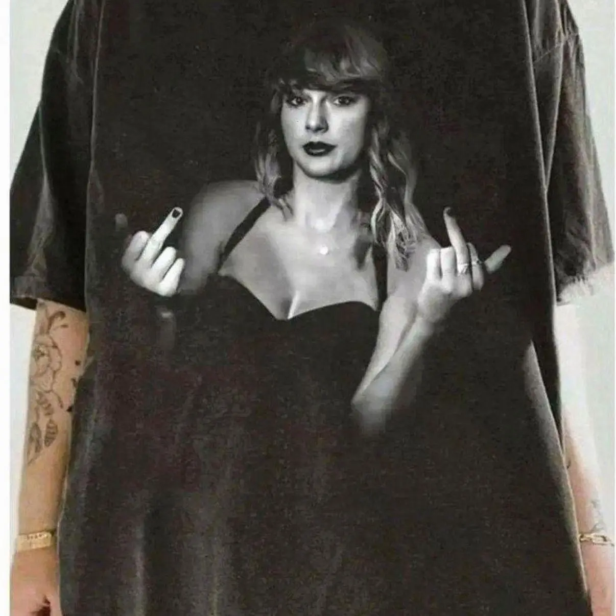 T-Swizzle Middle Finger Shirt, T-Swizzle Shirt, Era Tour Shirt UnisexT-Shirt for Men & Women, Funny Vintage Style, Perfect Nostalgic INZ EWO A3H 1M4 VN0 KIQ
