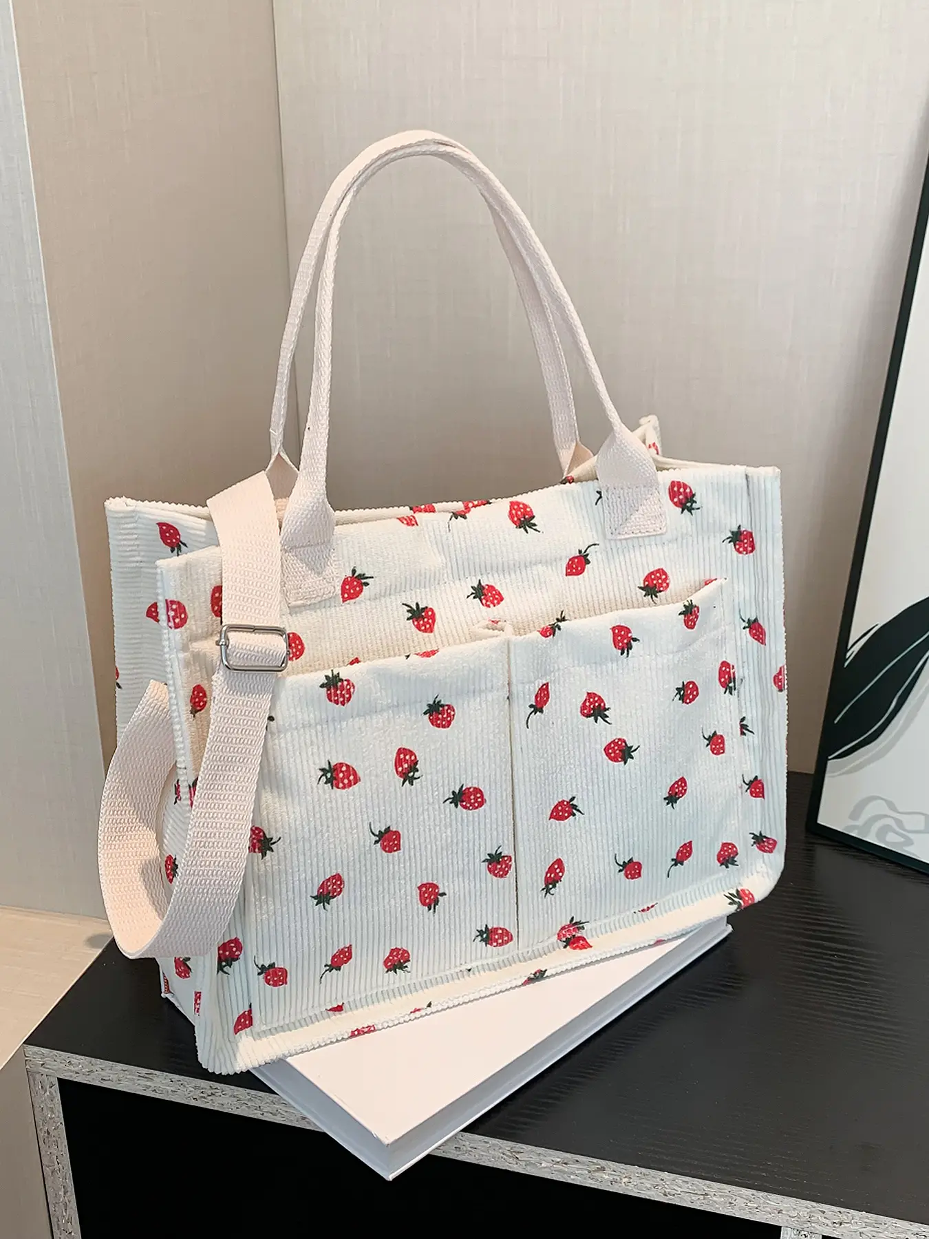 Small fresh strawberry print canvas tote bag for women, Casual Fashion bag, Casual everyday bag, daily commuter tote, Large capacity multi-pocket shoulder bag Can hold mobile phones and cosmetics for daily commuting and shopping