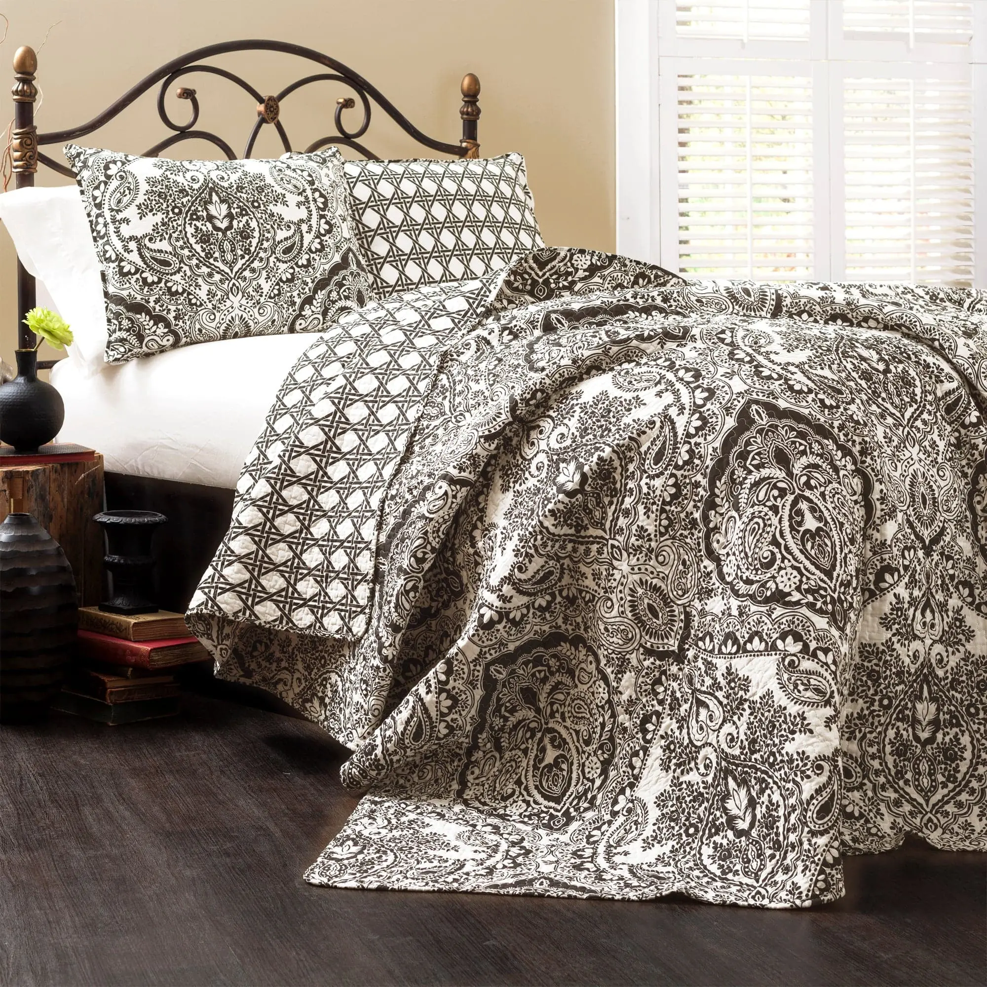 Lush Decor Aubree Modern 3-Piece Full/Queen/King Cotton Fabric Quilt Set, Decorative Bedding-Bedspread Set with Black and White Patterned Pillows for Bedroom Decor Ideas, Decorative Bedding Set, Contemporary