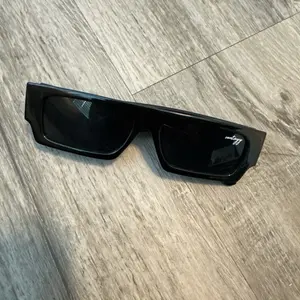 Trendy Black Rectangular Sunglasses