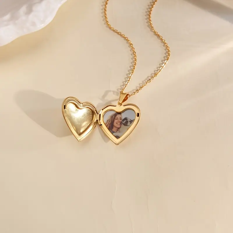 Vintage Heart Locket Necklace for Women, Gold-Tone Stainless Steel Non-Tarnish Photo Keepsake Jewelry, Exquisite Gift for Girlfriend, Exquisite Jewelry Gift, Casual Style Necklaces, Chain Heart Pendant