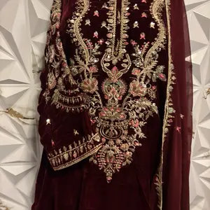 Size LARGE Pakistani Dess 3-Piece Set Women Maroon Velvet Embroidered Salwar Kameez with Intricate Beading and Floral Motifs