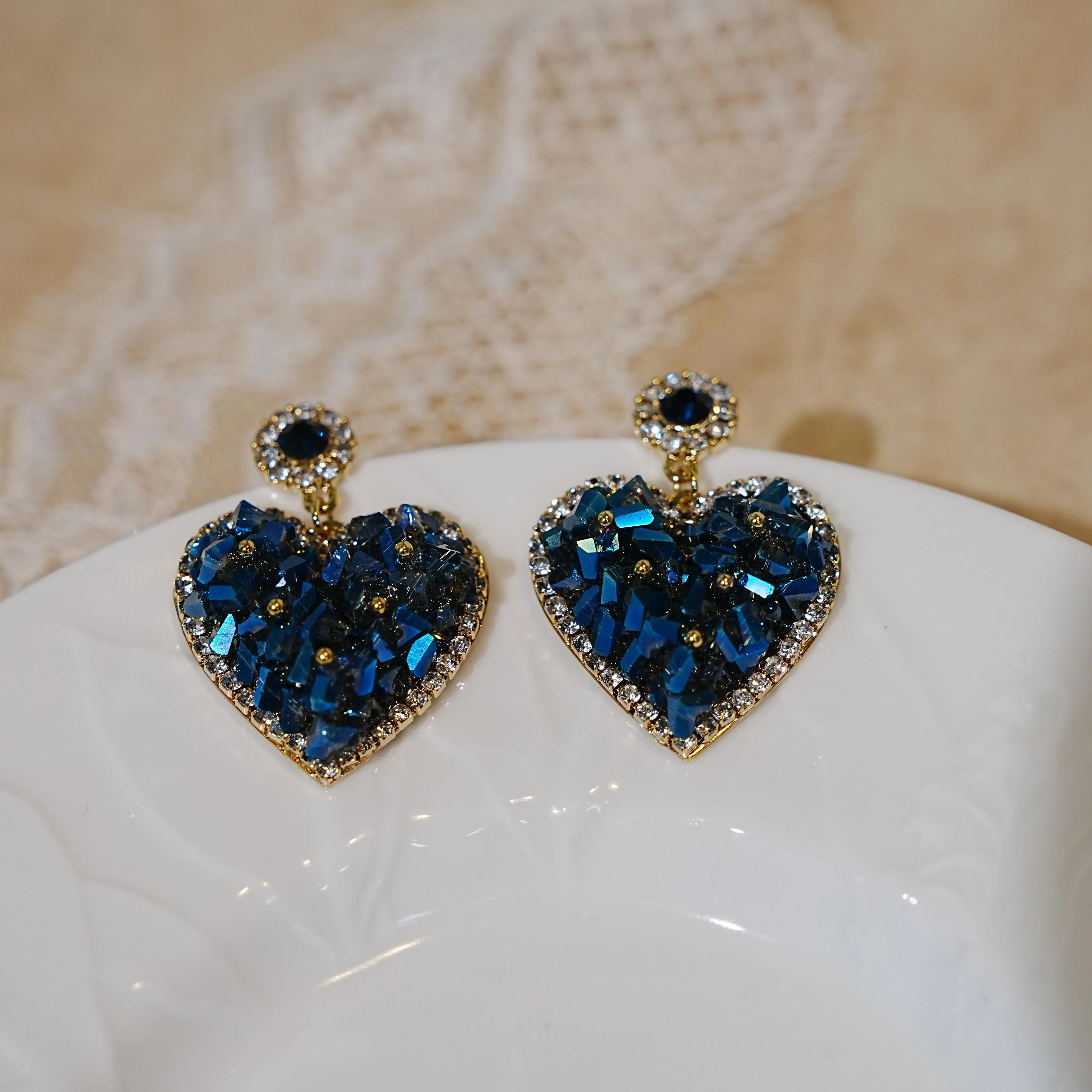 Royal Blue Rhinestone Heart Drop Earrings, Gold Paved Crystal Heart Dangle Earrings, Luxury Statement Earrings for Wedding Party ：