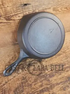 Collector's Piece! Very Cool Lodge #4 Skillet with 3 Notch and #3 marking