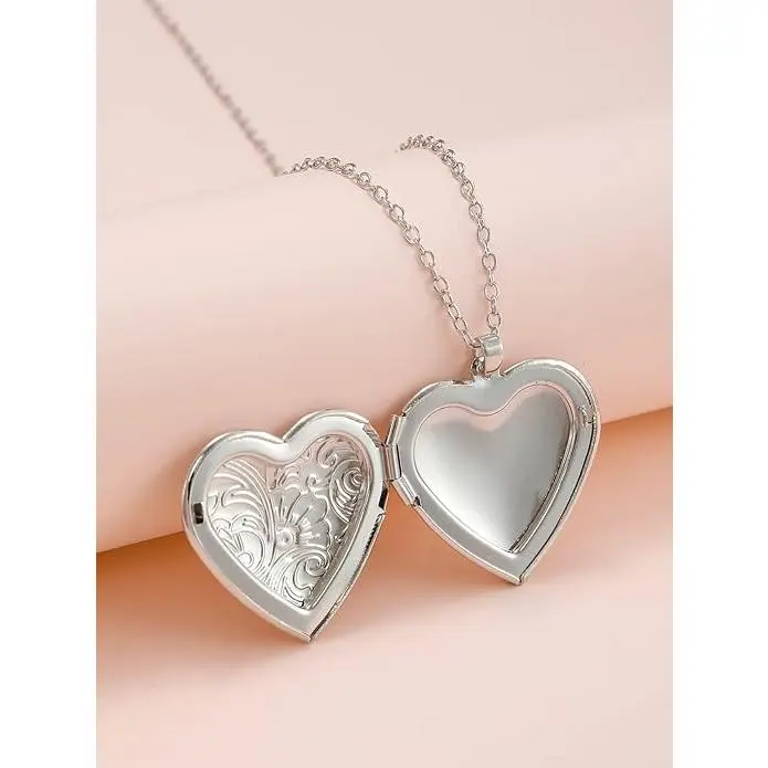 Women's Vintage Golden Heart Locket Necklace - Engraved Floral Photo Pendant, Antique-Plated Exquisite Jewelry Gift, Picture-Holding Heart-Shaped Locket Necklaces for Birthday Graduation, Golden Heart Necklace