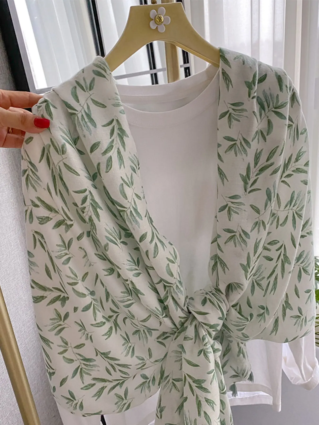Elegant Colorful Leaf Print Scarf for Women, Lightweight Multi-Purpose Sun Protection Shawl, Perfect for Beach and Travel, Multifunctional Scarf