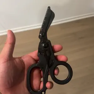Foldable Trauma Shears with Holster, 1pc Emergency-Response Scissors for Nurses, Medical Shears, Tactical Multi-Tool EMT Shears with Gift Box, Heavy Duty Portable Scissors, Cutting Tool