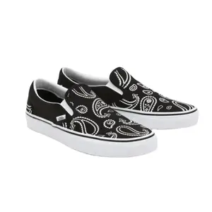 VANS Classic Slip-On Peace Paisley Black/True White Iconic Low Profile Canvas Uppers with Paisley Print & Supportive Padded Collars