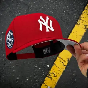 New Era 9FORTY New York Yankees Adjustable Baseball Cap – Red Curved Brim MLB Hat with Embroidered NY Logo Streetwear Style for Men and Women, Collector’s Limited Edition 2026 Urban Streetwear Gorra, Ideal para destacr tu estilo en TikTok.