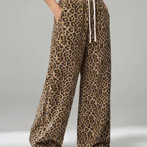 Women’s retro leopard-print wide-leg sweatpants, soft fabric, drawstring elastic waistband + pockets, loose, drapey casual long pants, two ways to wear—streetwear for home and everyday outings, suitable for commuting, workouts, shopping, and dates.