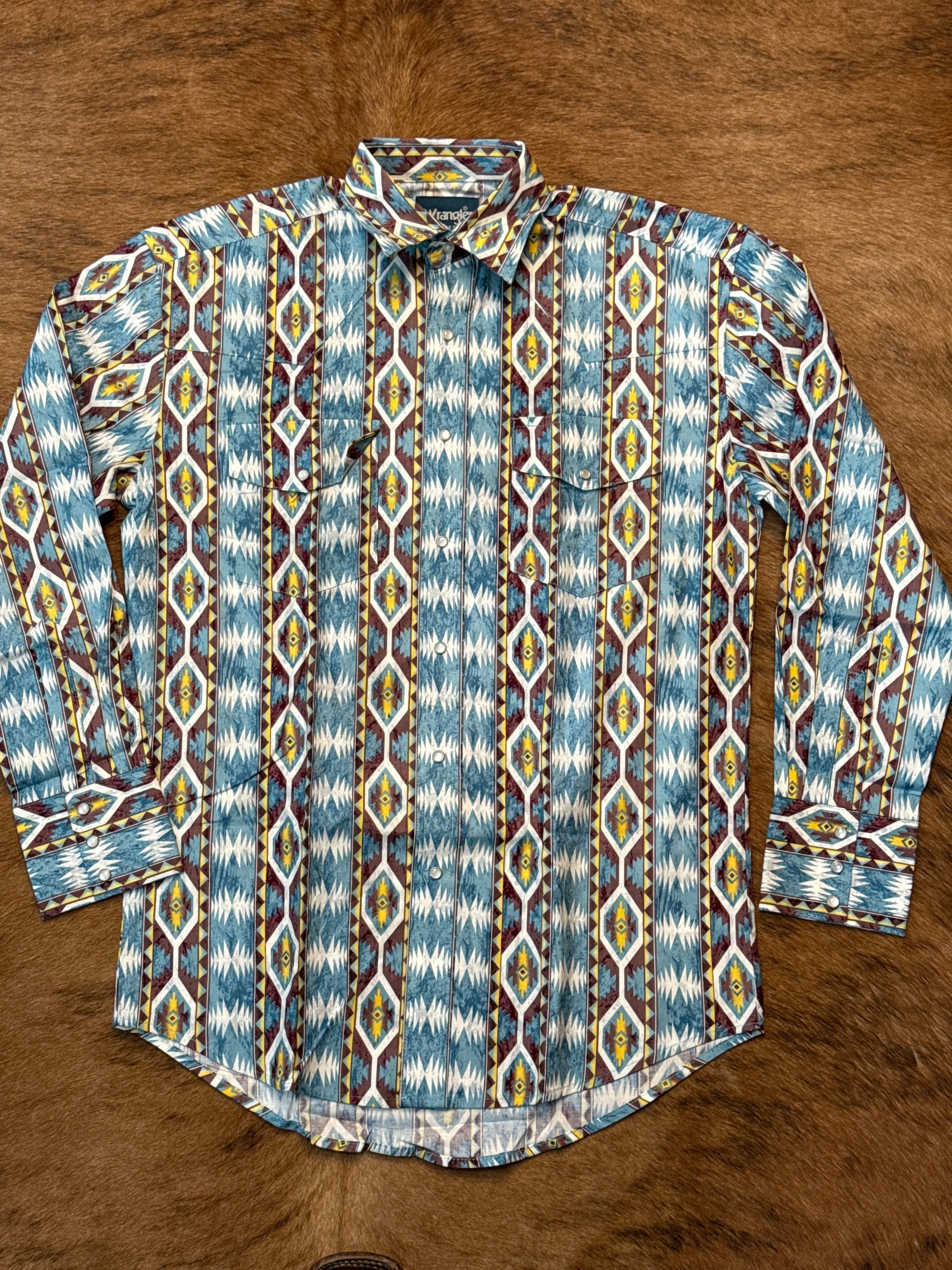 Wrangler Men's Classic Western Long Sleeve Shirt with an Elegant Aztec Pattern, Relaxed Fit Menswear Top, Rugged
