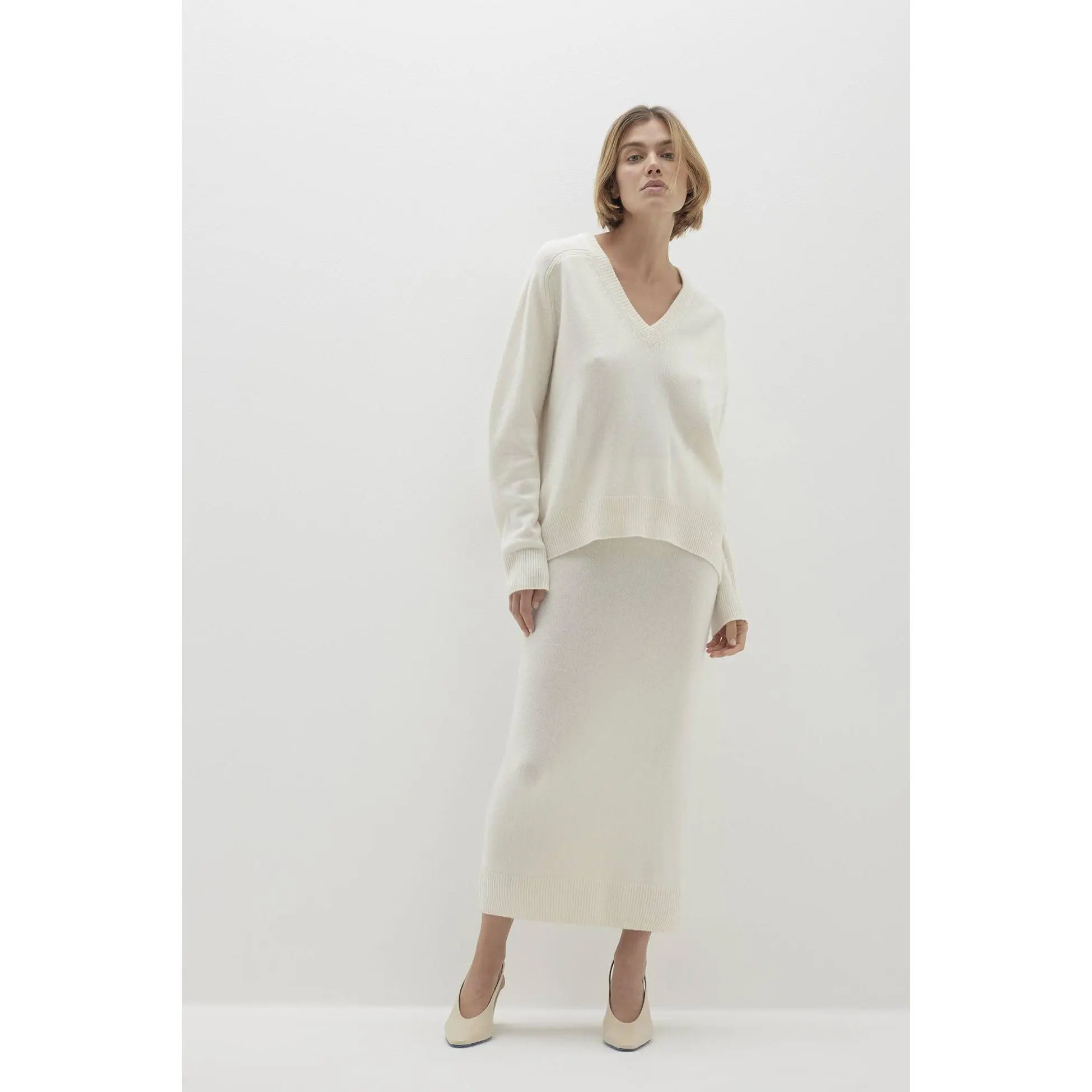 SYDNEY V-NECK CASHMERE SWEATER
