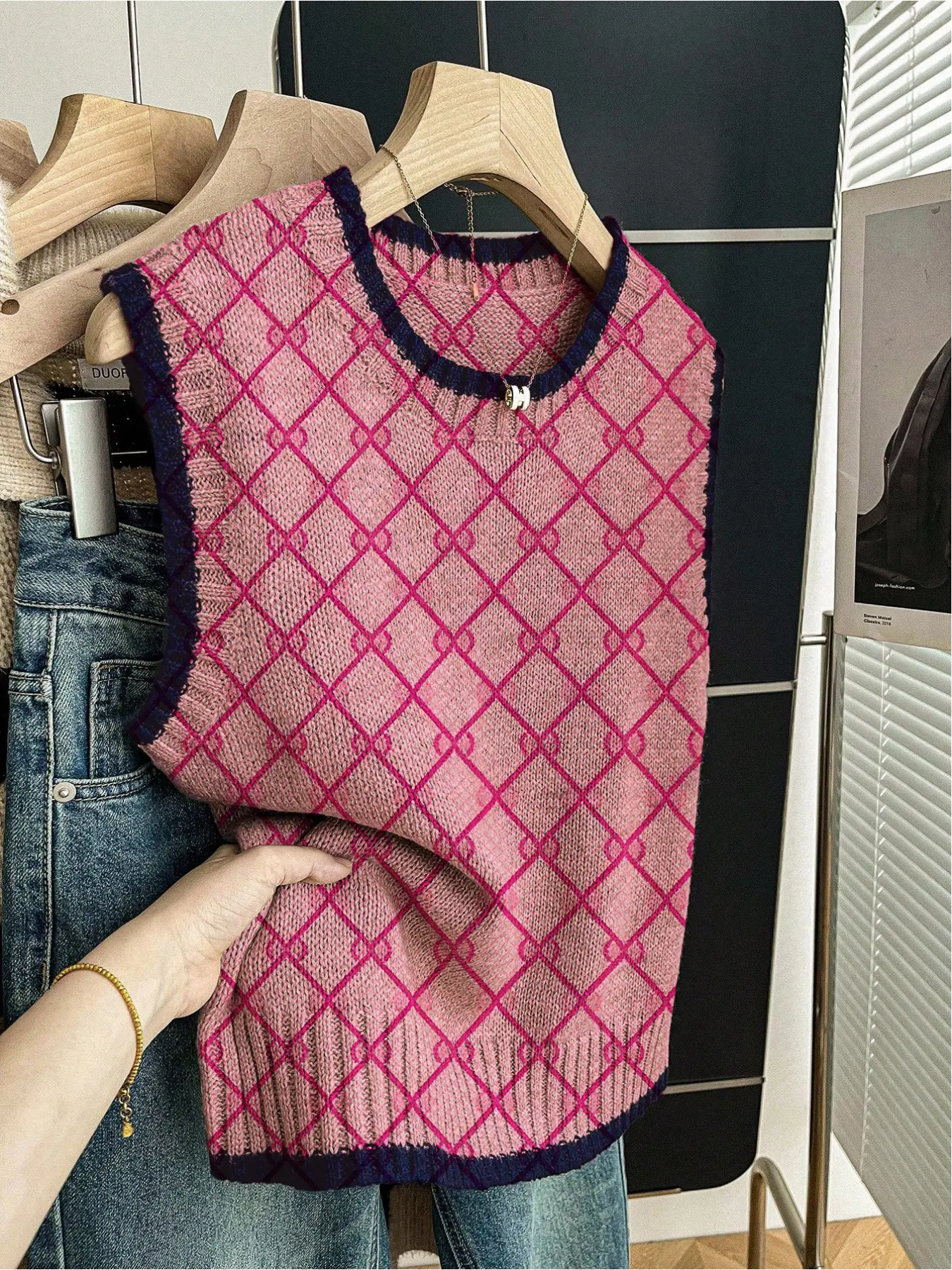 1 piece + Spring and summer back-to-school casual style loose round-neck elegant fitted sleeveless woolen knitted top with dark blue border and pink checkered print, women's outerwear, paired with a vest, worn alone, Sleeveless Knitted Vests