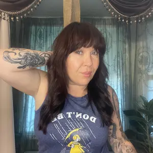 Women's Umbrella Girl Print Round Neck Tank Top, Casual Sleeveless Graphic Top for Summer, Ladies Clothes for Daily Wear, Socks, Graphic Sleeveless Vest