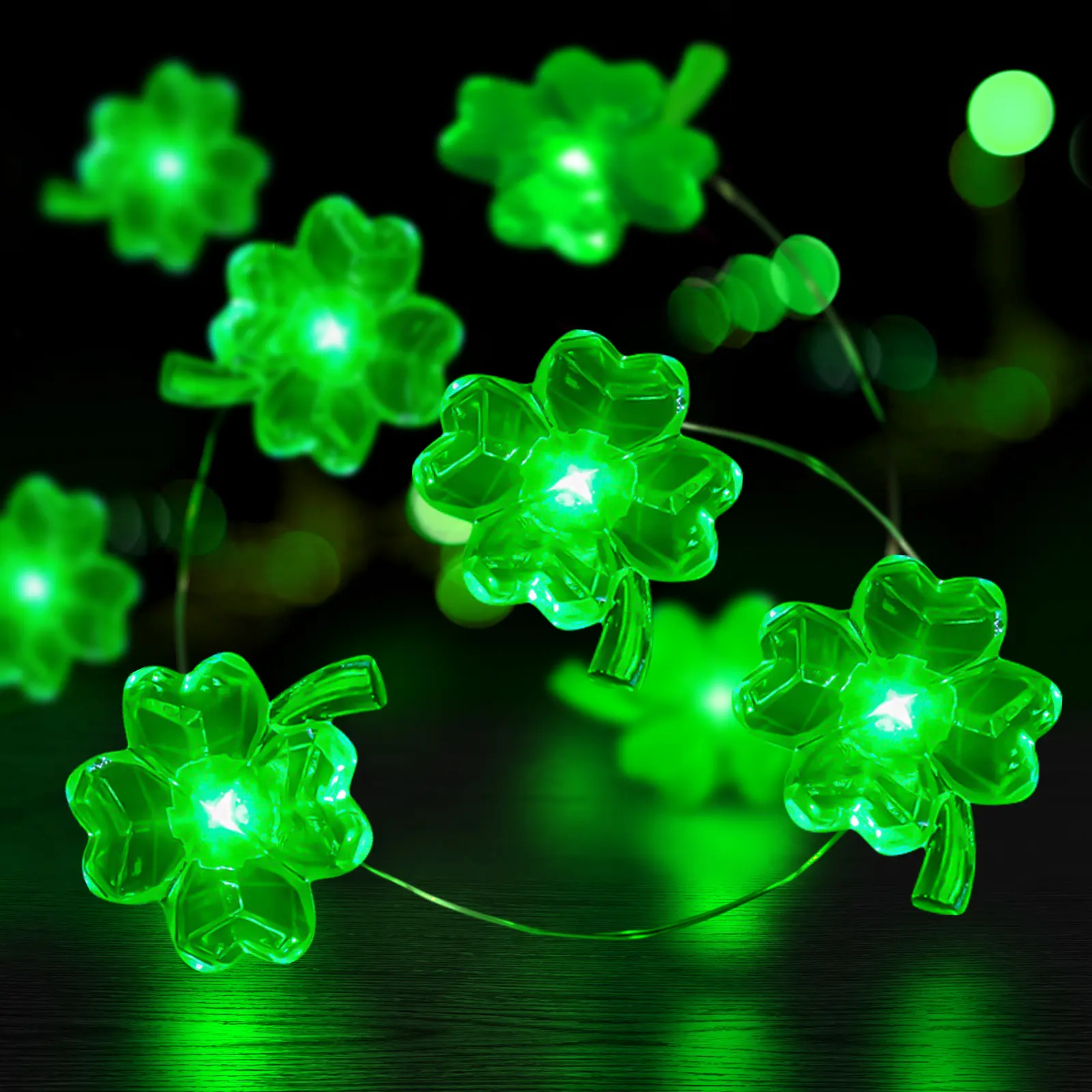 Clover-shaped string lights, 4 meters long, featuring 50 LED bulbs (batteries not included). Ideal for outdoor decoration and setting the mood; suitable for dates, parties, or festive celebrations, including Halloween, Christmas, and Thanksgiving.