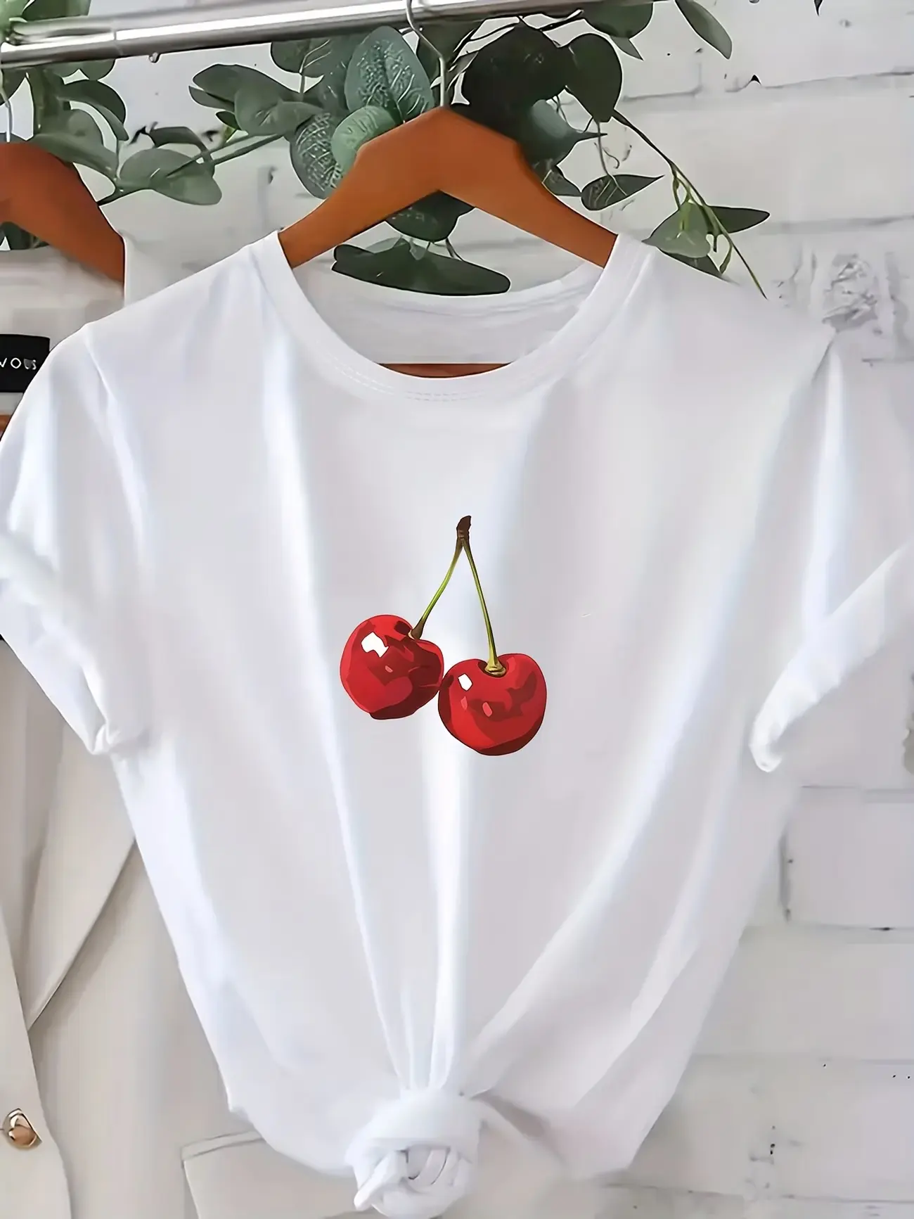 Relaxed and casual cherry T-shirt, creating a fresh and simple look. Regular length T-shirt. Seasonal casual short-sleeved T-shirt. Soft and comfortable. Basic undergarment.