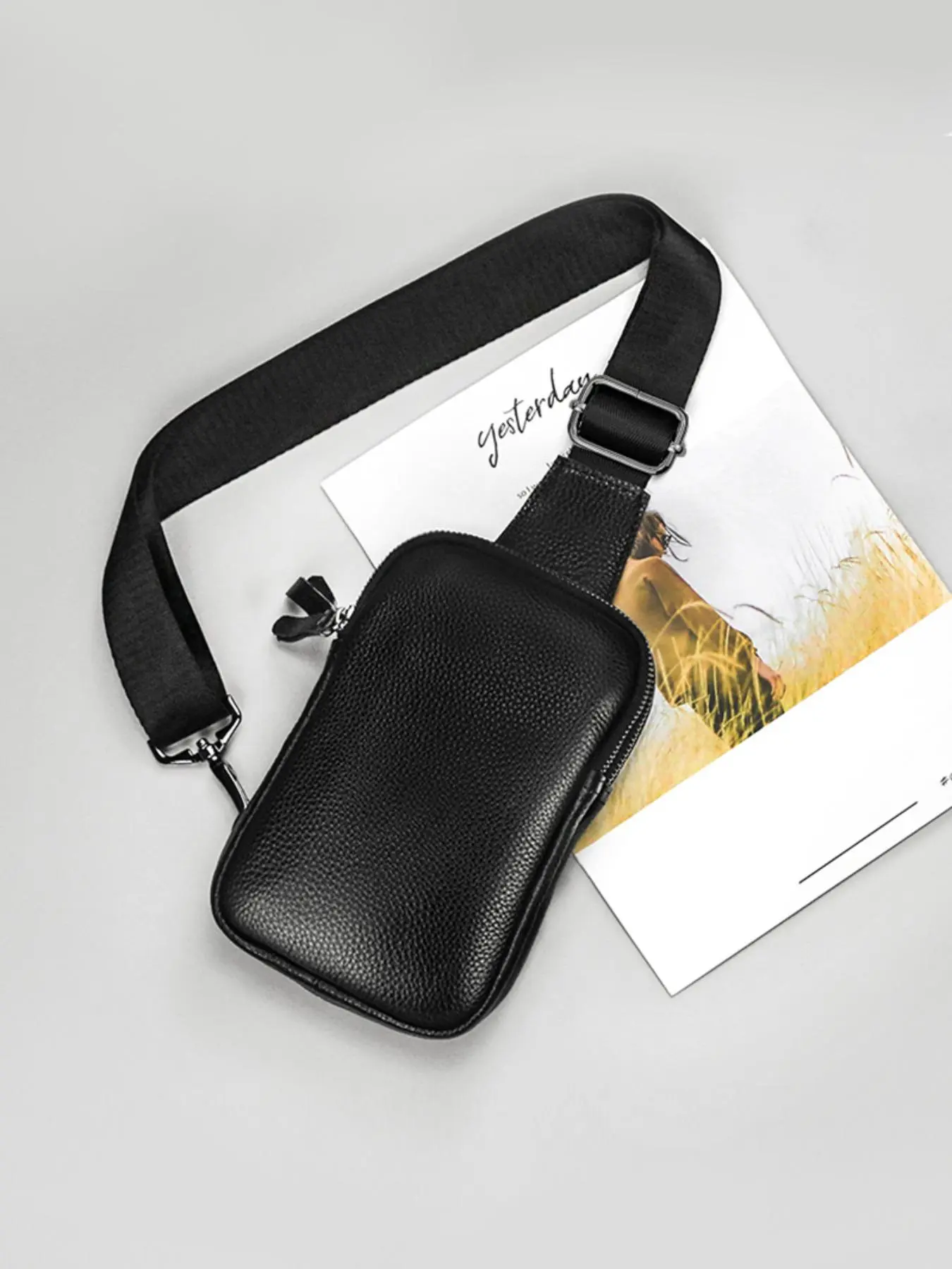 Genuine Leather Men's Chest Bag, Cowhide Shoulder Crossbody Mini Phone Pouch, Casual Travel Daily Commute Small Backpack for Women, Versatile Bag, Belt shoulder bags, Zipper Belt Bag
