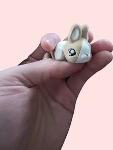 Bunny Fidget Toy – 3D Printed Articulated Rabbit Benny, Cute Desk Toy Keychain or Magnet, Soft Light Brown & White, Big Expressive Eyes, Compact Size, Perfect for Fidgeting & Displaying