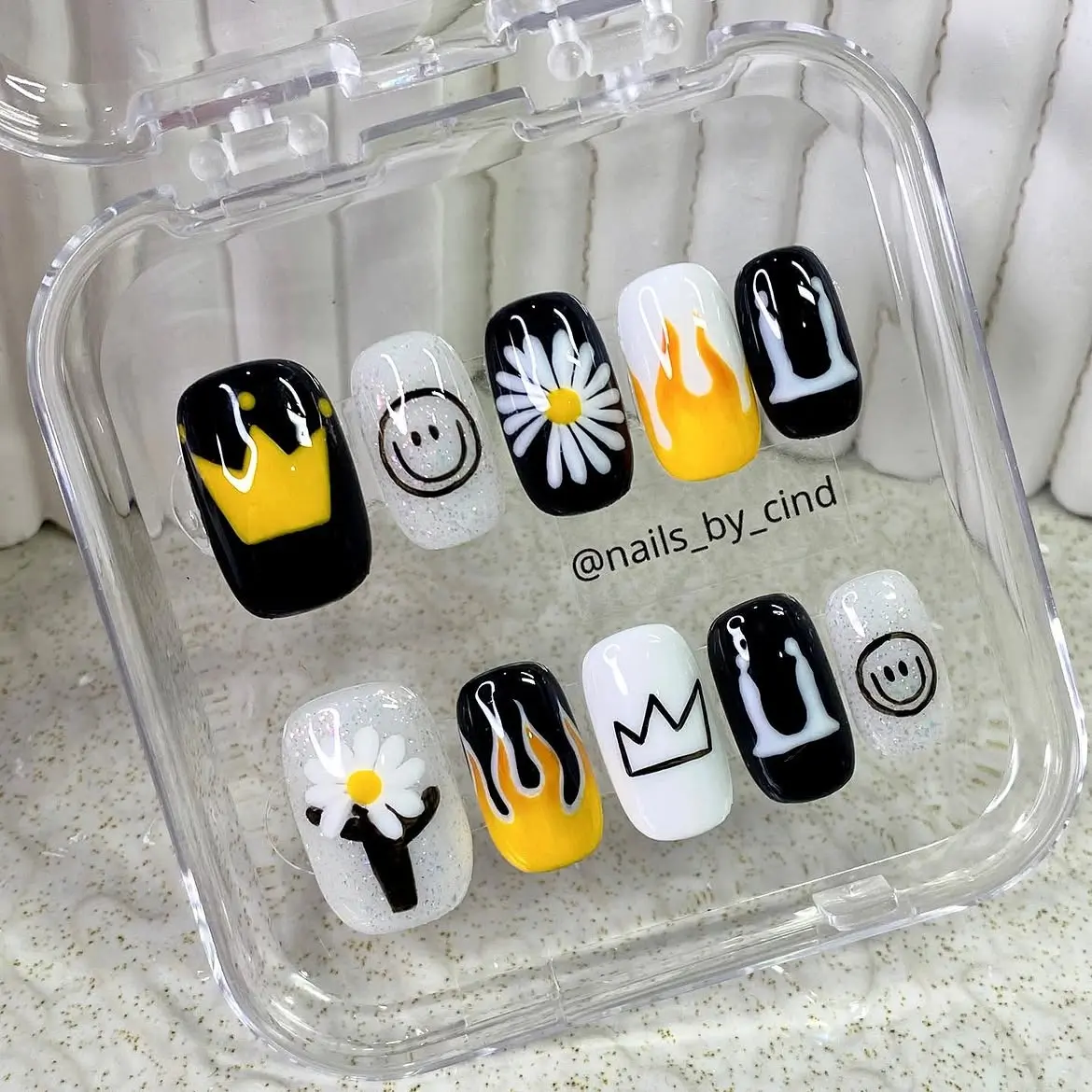 Black Yellow Flame Press On Nails Smiley Daisy Crown Glitter Short Square False Nails Glossy Graphic Nail Art Set