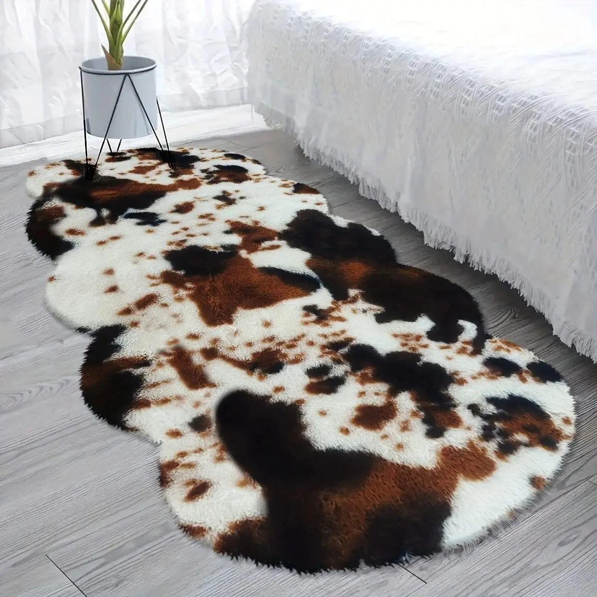 Cow Print Rug, Faux Cow Rug, 1 Count Non-slip Soft Plush Floor Mat, Decorative Area Rug, Indoor Area Rug for Home Living Room Bedroom Hotel Dormitory, Machine Washable Rugs, Animal Print Rug, Animal Themed Rugs