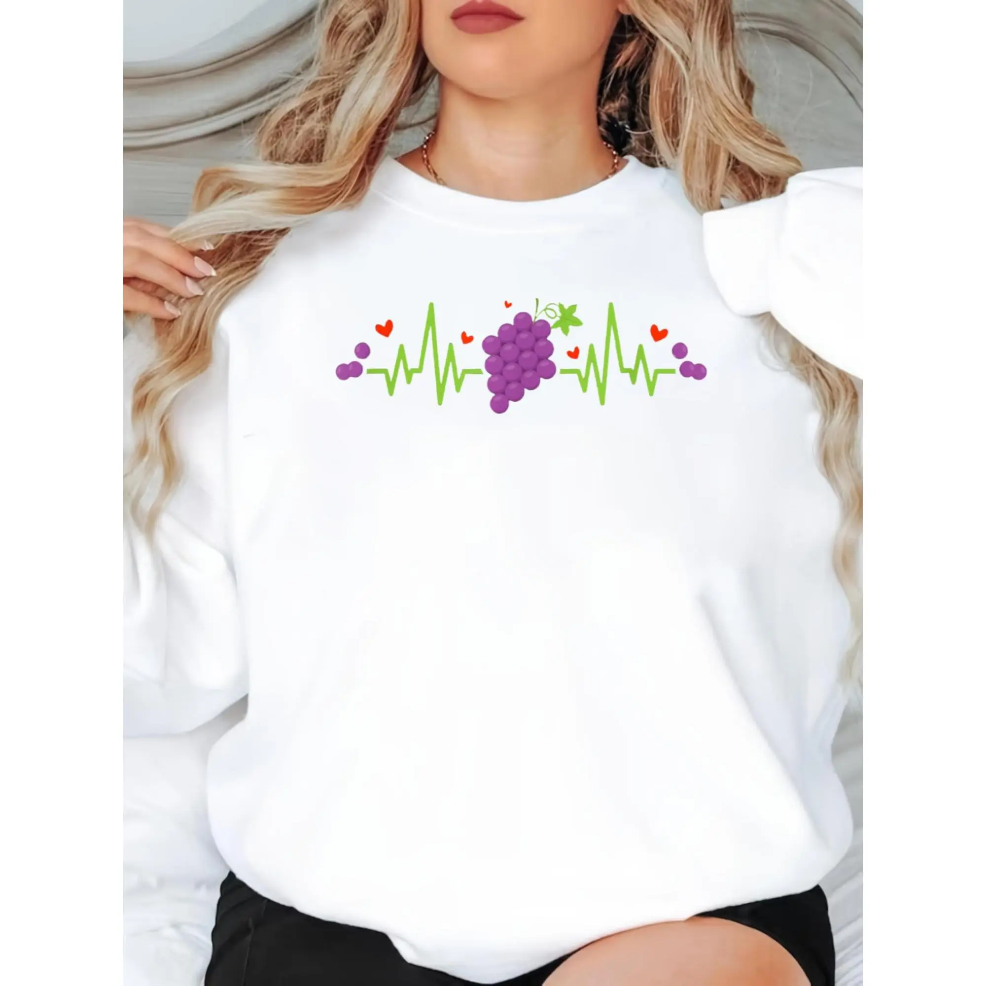 Grapes Heartbeat Summer Fruit Lover Farmers Crew Neck Long Sleeve Sweatshirt for Women Cute Graphic Printed Casual Soft Comfy Streetwear