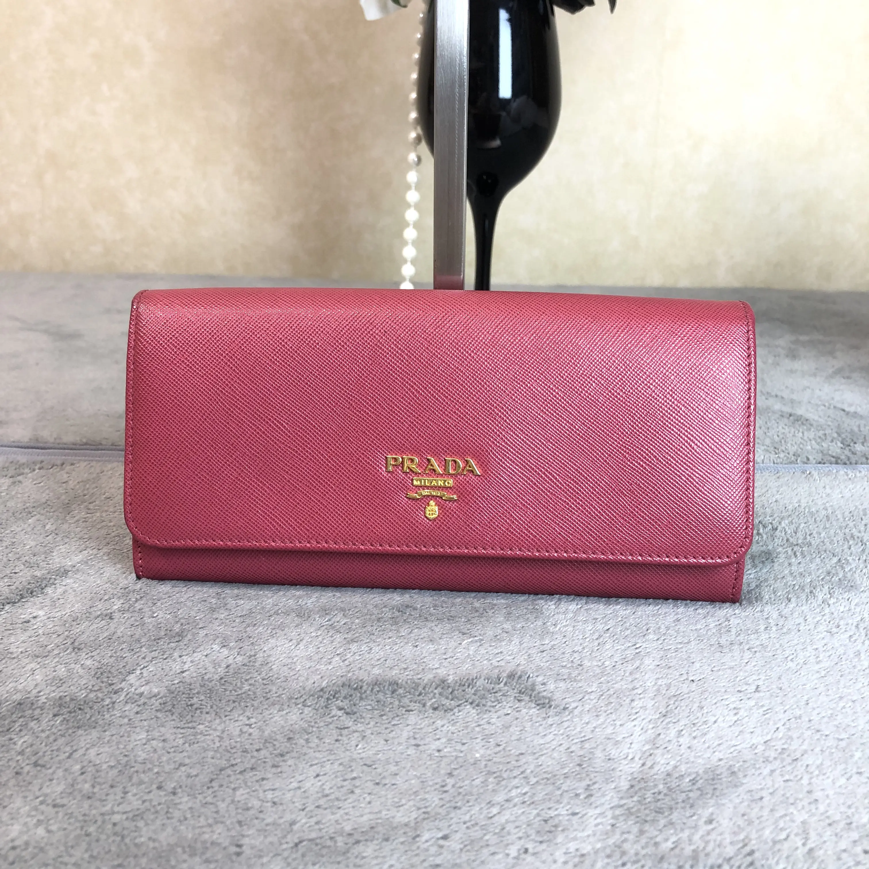 Pre-owned PRADA leather Clutches & Wristlets Saffiano Long Wallet with Snap Closure in Rose Red A1499