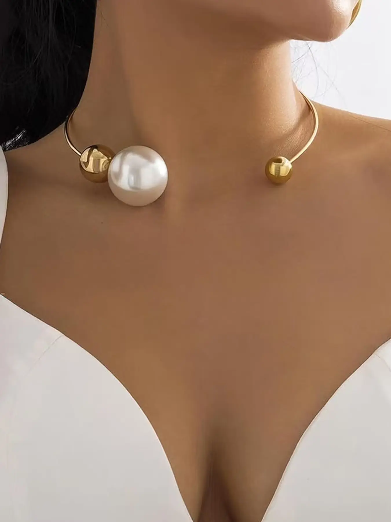 Metal Pearl Open Choker Necklace Adjustable Gold Pearl Choker Necklaces for Women Round Open Cuff Necklace Elegant Cuff Collar Necklace Statement Chain Necklace for Women Pearl Embellished Necklets Pearl Choker Jewelry