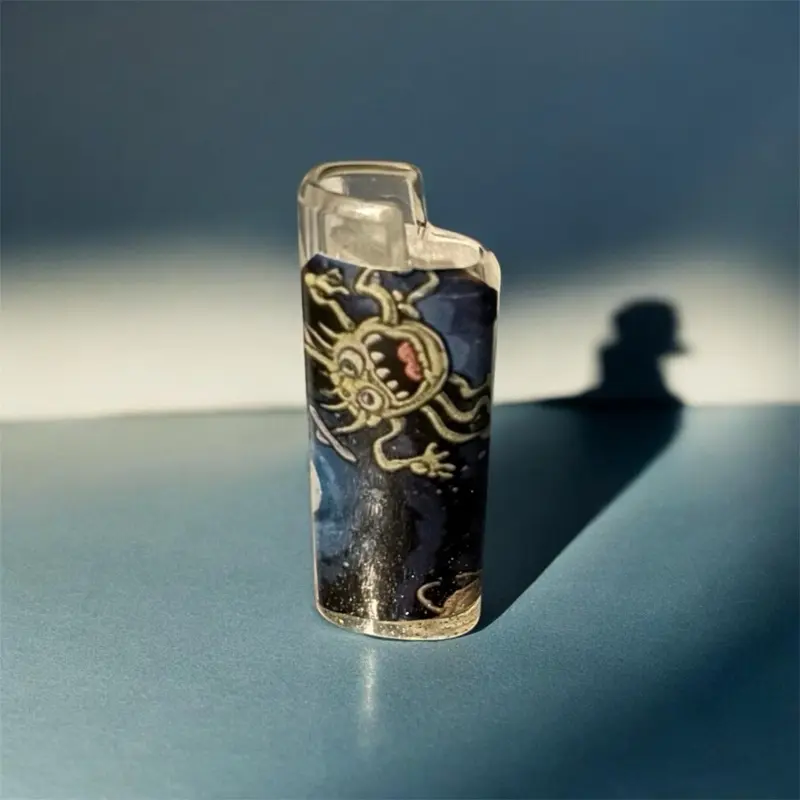 Medium lighter holder