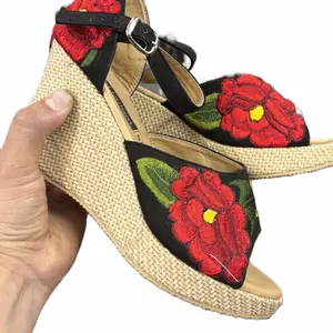 Mexican Huaraches Handmade Flatform Women's Shoes with flower Pattern & open Toe Comfortable Casual - plataforma broche bordadas - hecho en Chiapas - hecho en México - plataforma artesanal bordado - embroidered Mexican