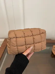 Solid Color Quilted Makeup Bag with Zipper, Portable Cosmetic Storage Pouch, Handheld Cosmetic Pouch, Multifunctional Travel & Daily Use Cosmetics Organizer, Makeup Organizer Pouches, Women's Gift