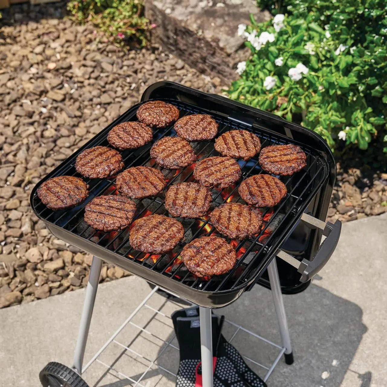 17.5" Charcoal Grill, with Wheels 17.5" Charcoal Grill, with Wheels