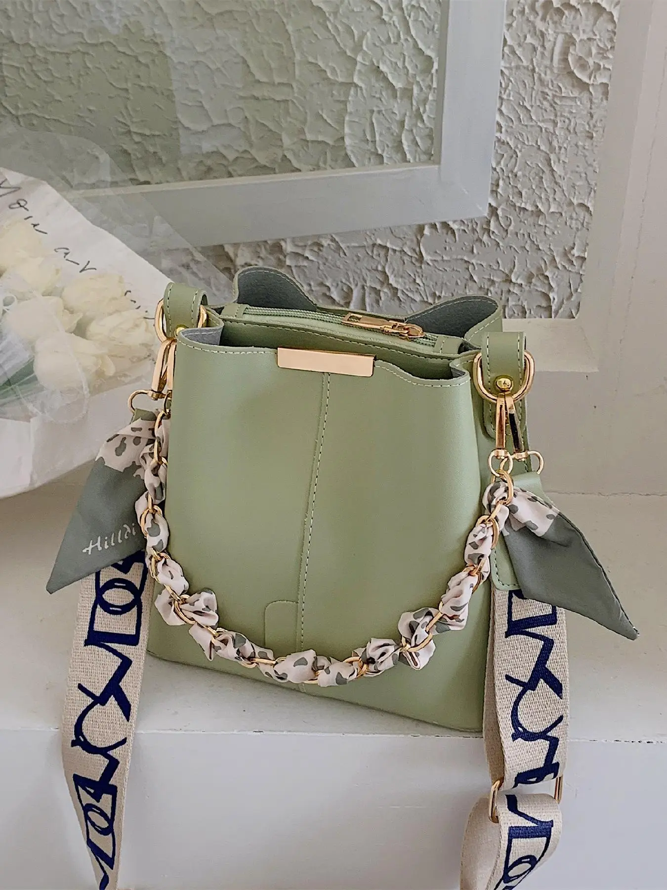 Women's Fashion Chain Decor Bucket Casual Crossbody Bag, Chic Crossbody Purse, Solid Color Bag with Silk Scarf and Wide Strap, Chic Handbag, PU Leather Bag for Summer 2026 Outfits