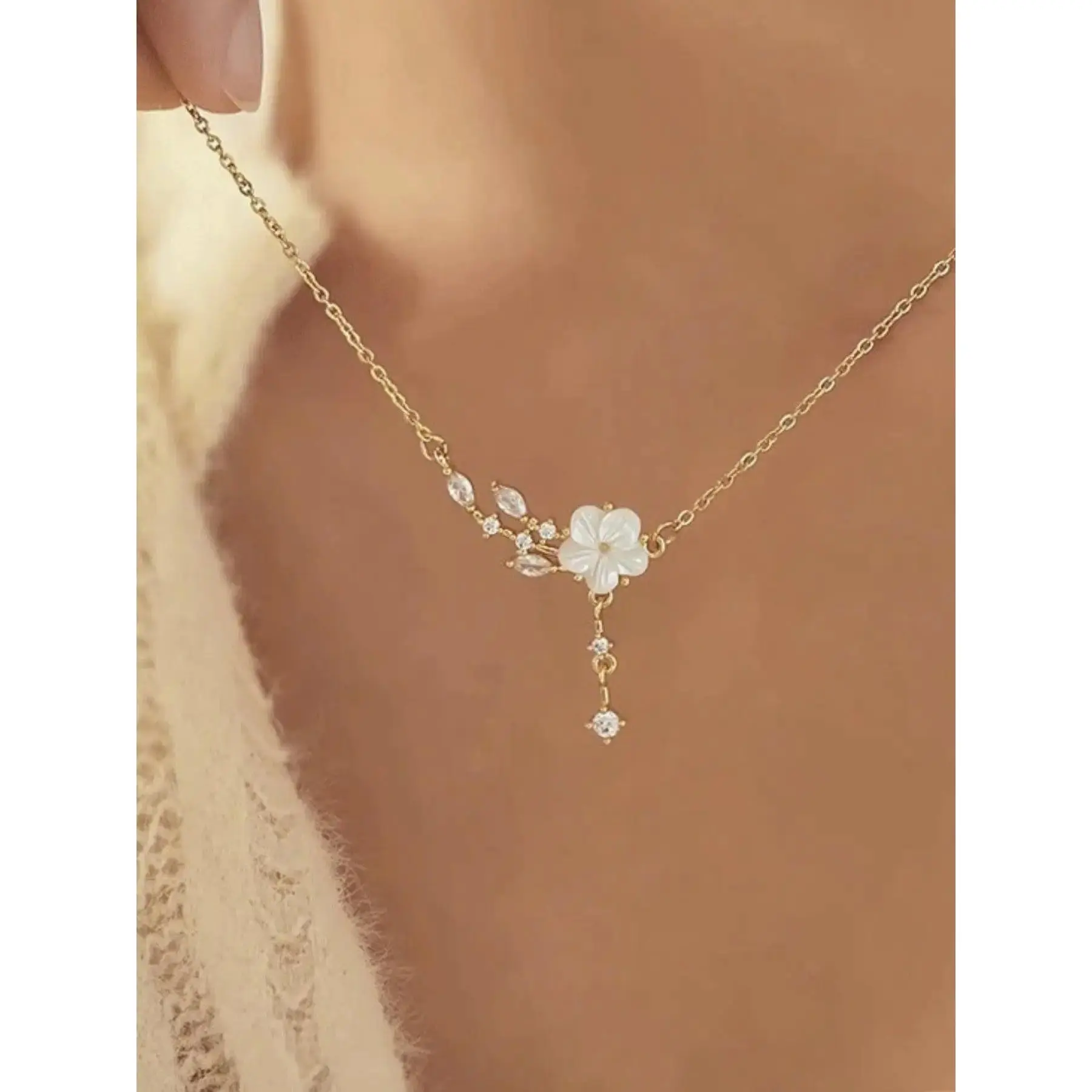 Mother's Day Gift Elegant Zirconia Branch Camellia Flower Pendant Necklace for Women, Unique Design, Gentle and Versatile Clavicle Chain, Wife Necklace