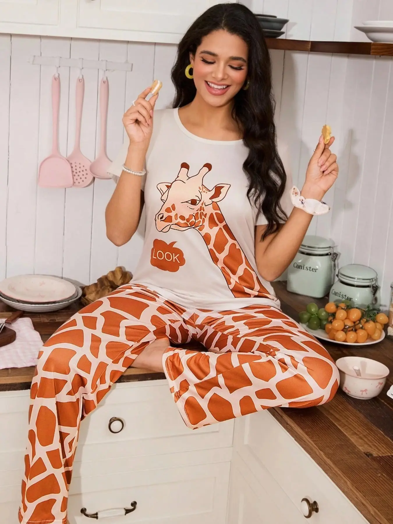Cartoon Giraffe Print Casual Short Sleeve Shorts Two-Piece Set, Women's Sleepwear Pajama, Matching Loungewear, Comfortable and Stylish, Casual Lightweight Loungewear, Perfect for Home Lounging Loungewear
