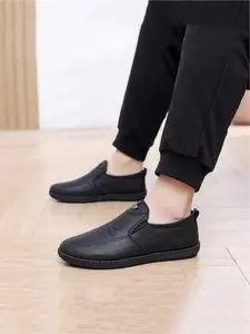 Men's casual shoes, with a texture of lychee texture on the upper, are fashionable and durable. The red and black striped details are embellished, and the thick and tough sole is a powerful tool for daily commuting and casual wear