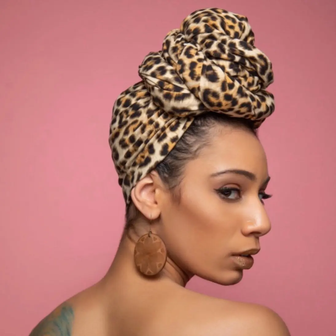 Pretied satin line front bun head wrap Pretied satin line front bun head wrap