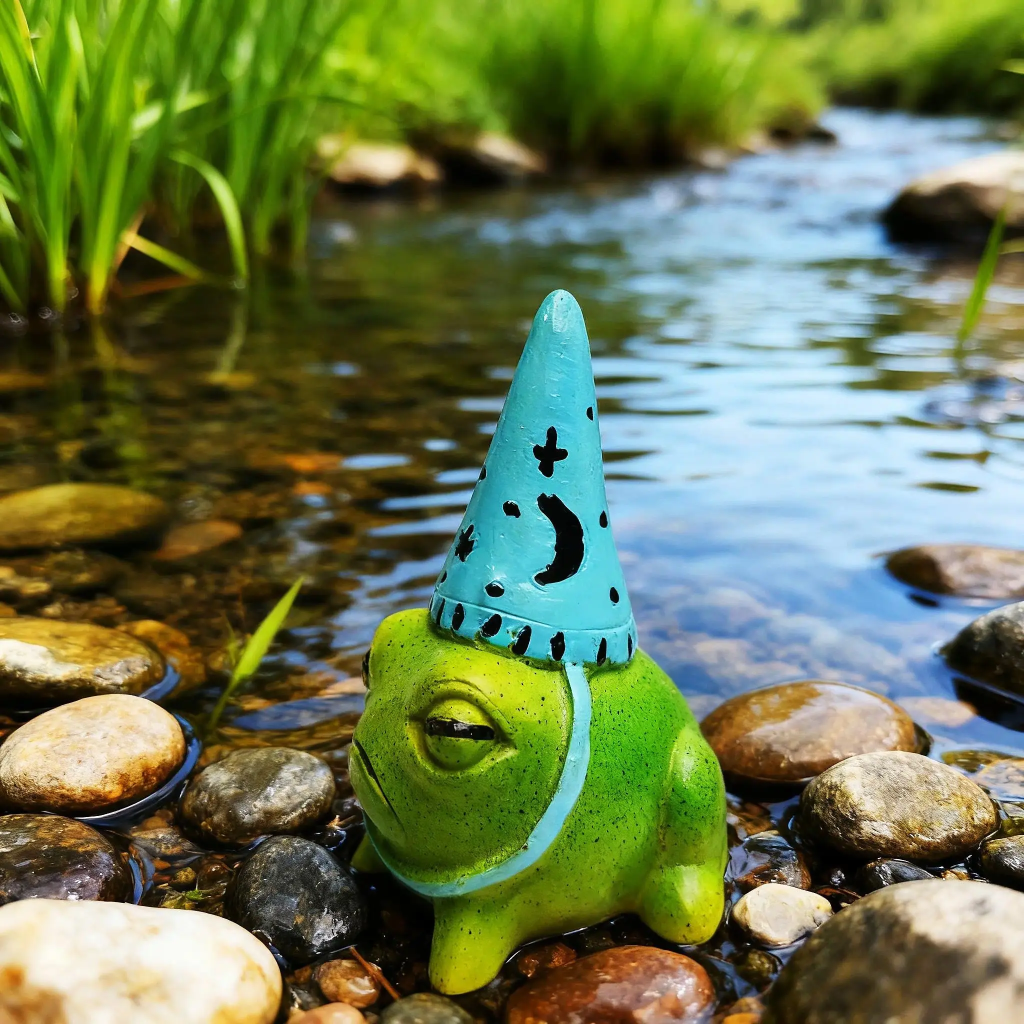 2-Count Whimsical Festive Plastic Frog Statues with Party Hats - Animal-Shaped Sculptural Countertop Decor, Safe Indoor/Outdoor Desktop Ornaments for Home Office, DIY Bag Accessories Gift for Friends, Animal-Shaped Doll Ornaments, Countertop Doll Ornament