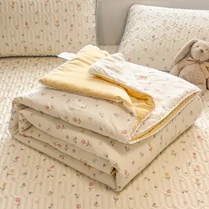 A lightweight summer quilt featuring a lace-trimmed tulip floral pattern—soft, breathable, and ideal for use in the bedroom, office, living room, or for general home relaxation during the summer season