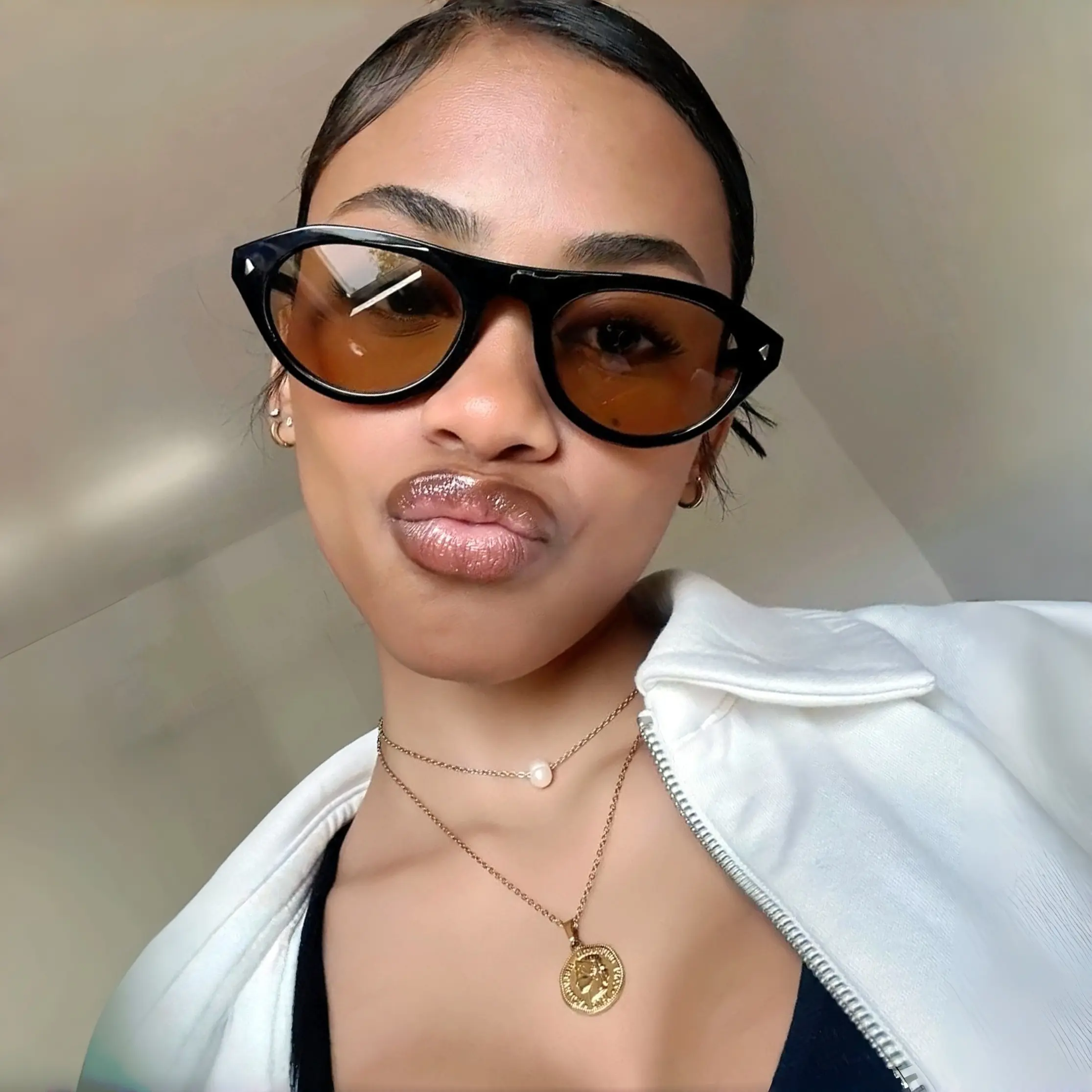 Chic Retro Cat-Eye Sunglasses - Sleek Frame with Gold-Striped Temple Accents, UV400 Protection Shades Perfect for Old Money Aesthetic and Timeless French Girl Looks