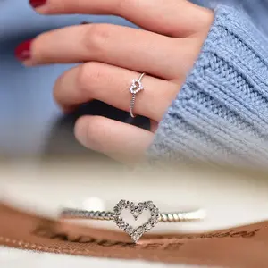 Openwork Heart-Shaped Zircon Ring Minimalist Style Peach Heart Pinky Ring Thin Band Women's Elegant Jewelry for Adults