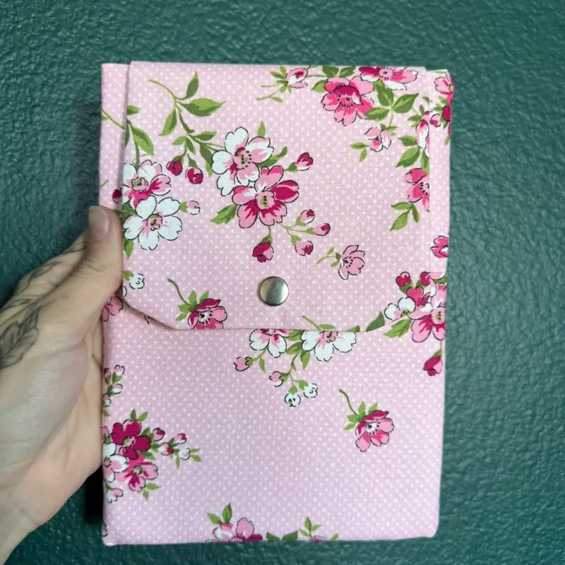 E-Reader sleeve with pocket and snap closure