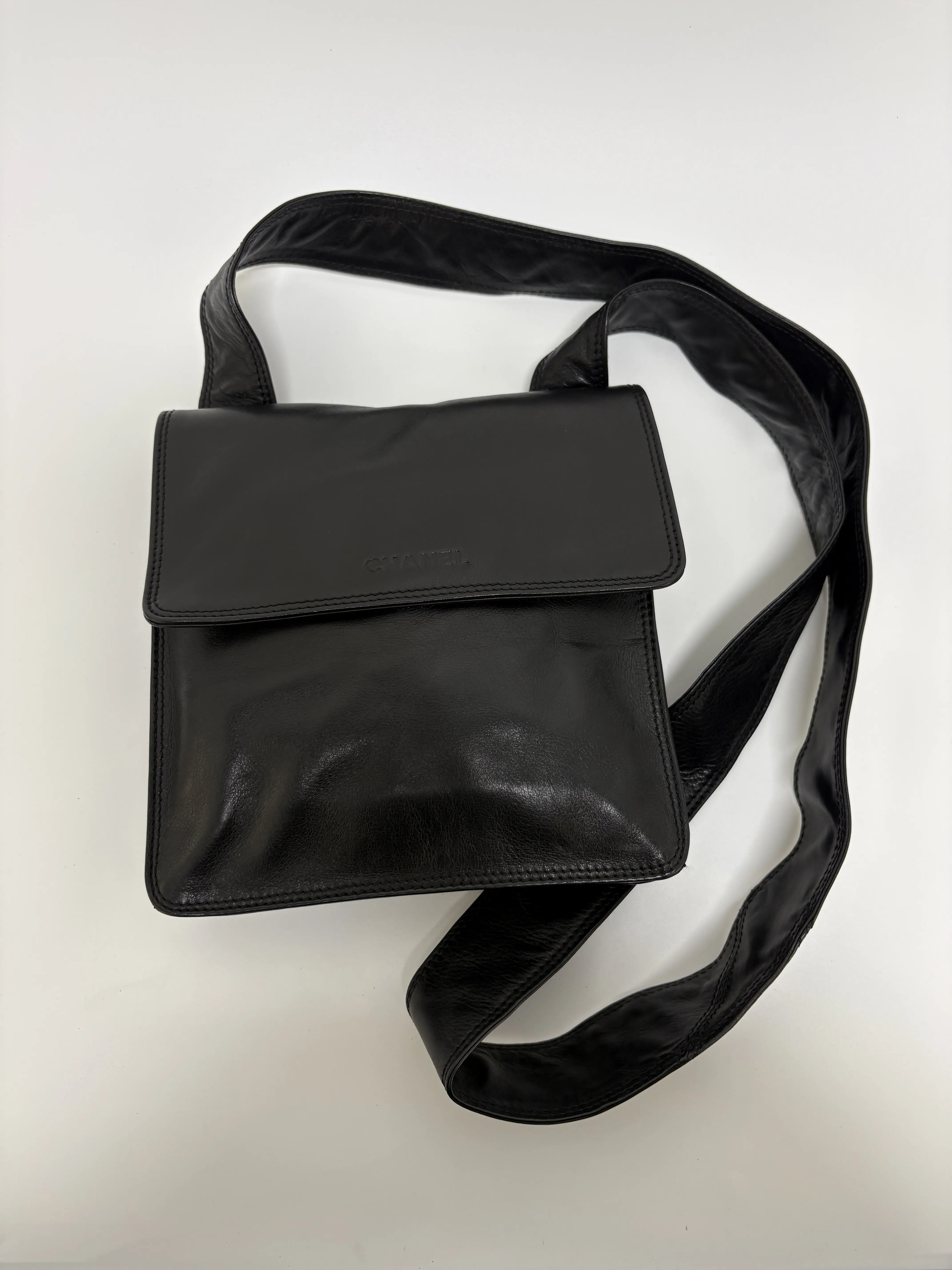 Pre-owned CHANEL Vintage Black Shiny Leather Flap Crossbody Bag with Wide Strap