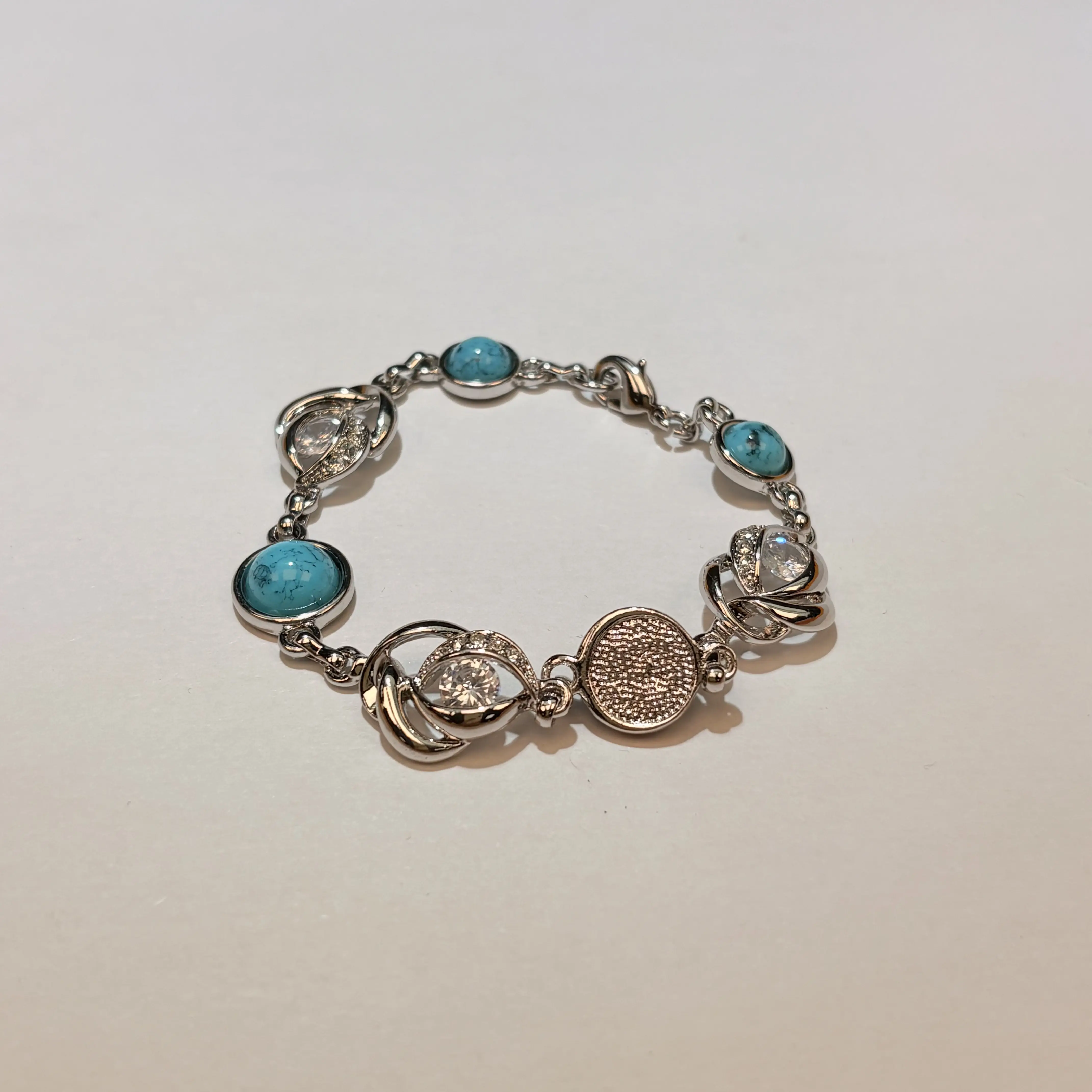 Low-Key Luxury Boutique Bangle, Polished Metal Collectible Accessory with Elegance and Pure Lines