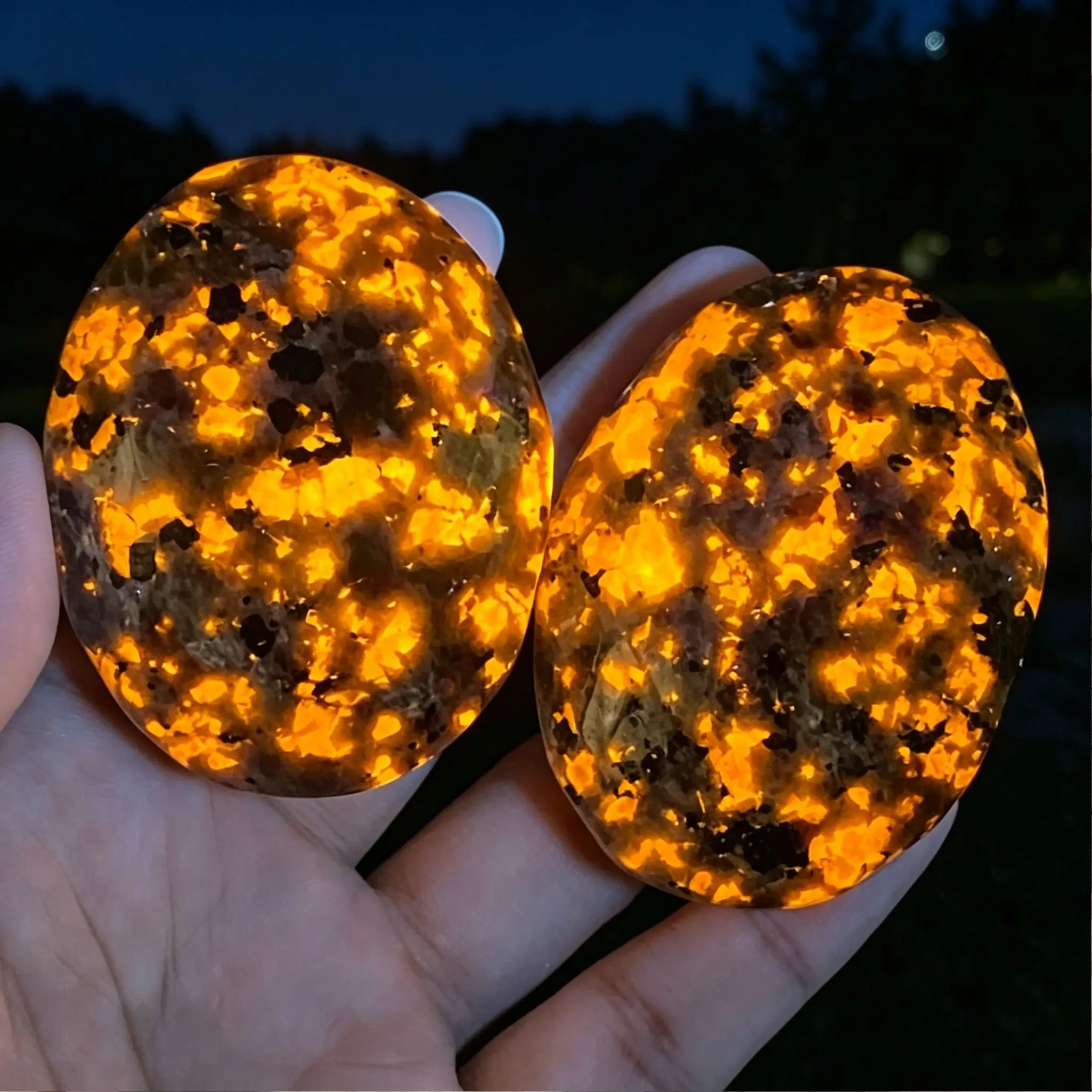 2.3'' Natural Yooperlite Palm Stone - UV Light Glowing Natural Rock, Skull Shape Healing Crystal Fluorescent Mineral Specimen, Home Ornament Gift Ideas