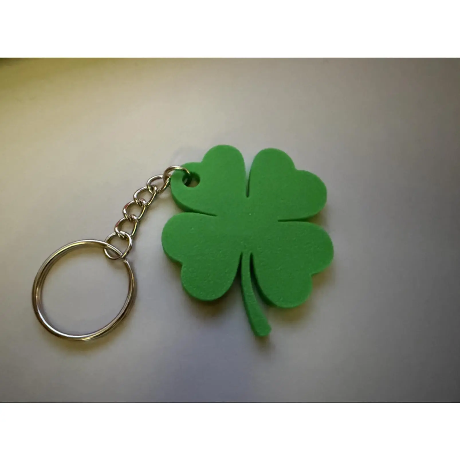 4-Leaf Cloverleaf Keychain - Green Design with Chain and Ring for Key Storage