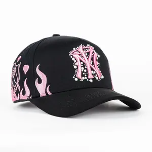 GORRA 31 HATS NY LOVE Black Cap with Pink Flames and Pearl Embellishments for Stylish Outfits Free Size Versatile Styling
